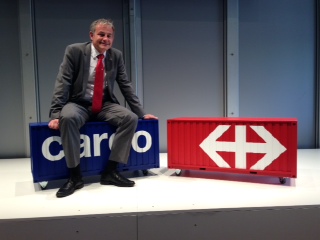 Nicolas Perrin, CEO von SBB Cargo, testet einen Sitzcontainer.