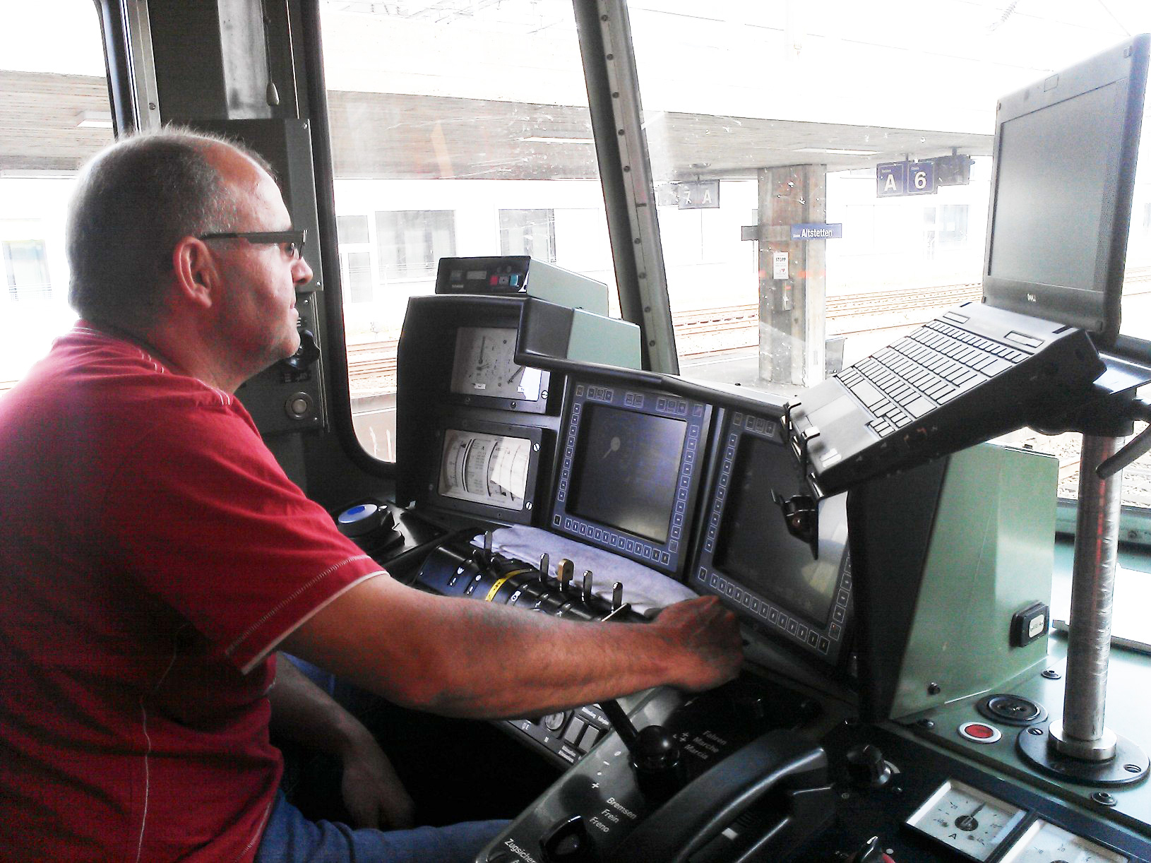 In einer neuen Serie stellen Mitarbeitende von SBB Cargo ihr Arbeitsgerät vor. Teil 1: Die elektronische Lokführerassistentin Teil 2: Die Hybridlok Eem923 Teil 3: Das Bremsgerät pdr6