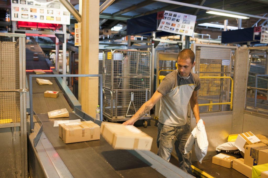 La Poste dope les centres colis Transbordement plus rapide et davantage de place en Suisse pour