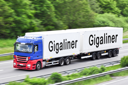 Gigaliner Langer LKW auf der Autobahn