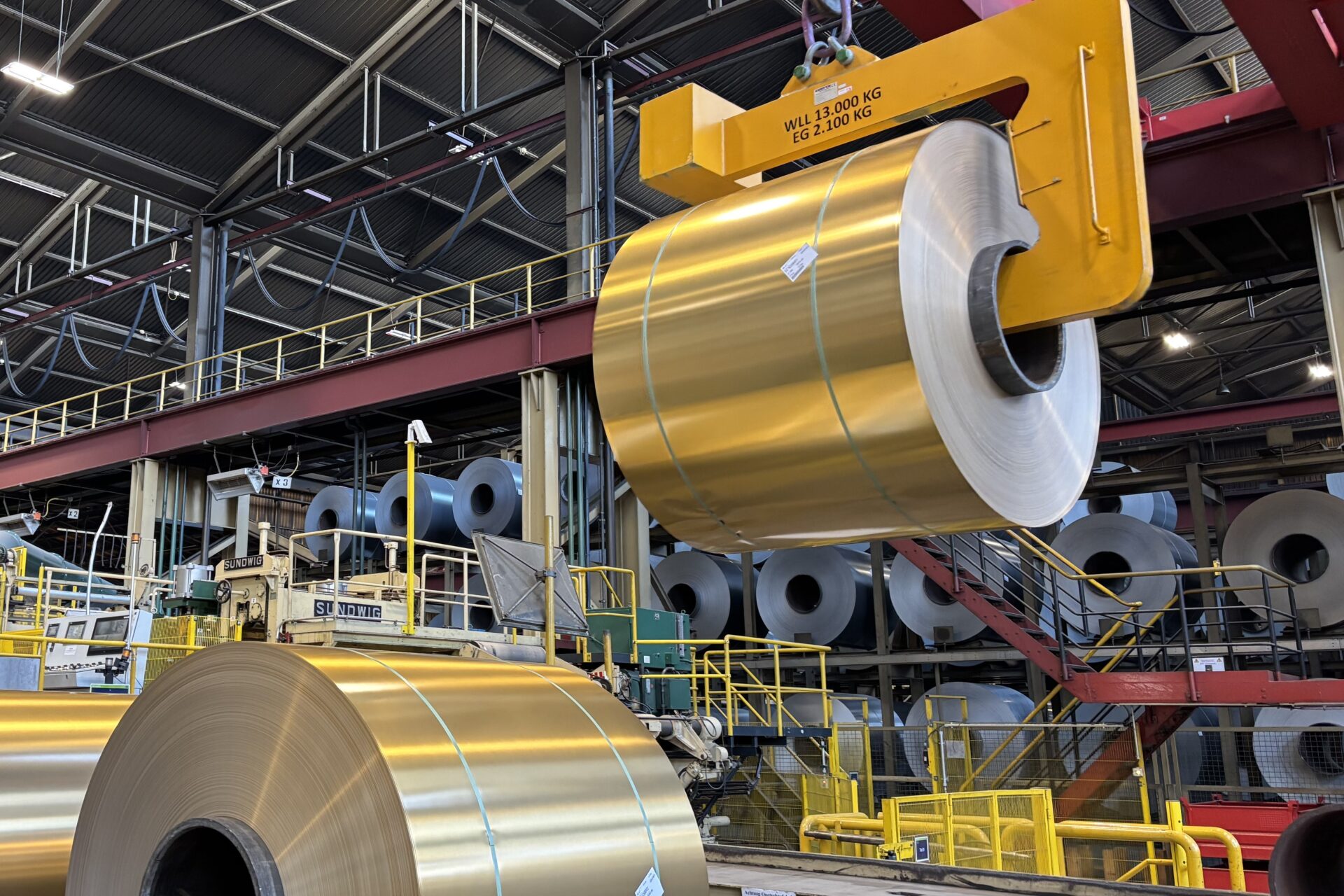 Capannone industriale di Novelis dove si possono vedere bobine di alluminio.