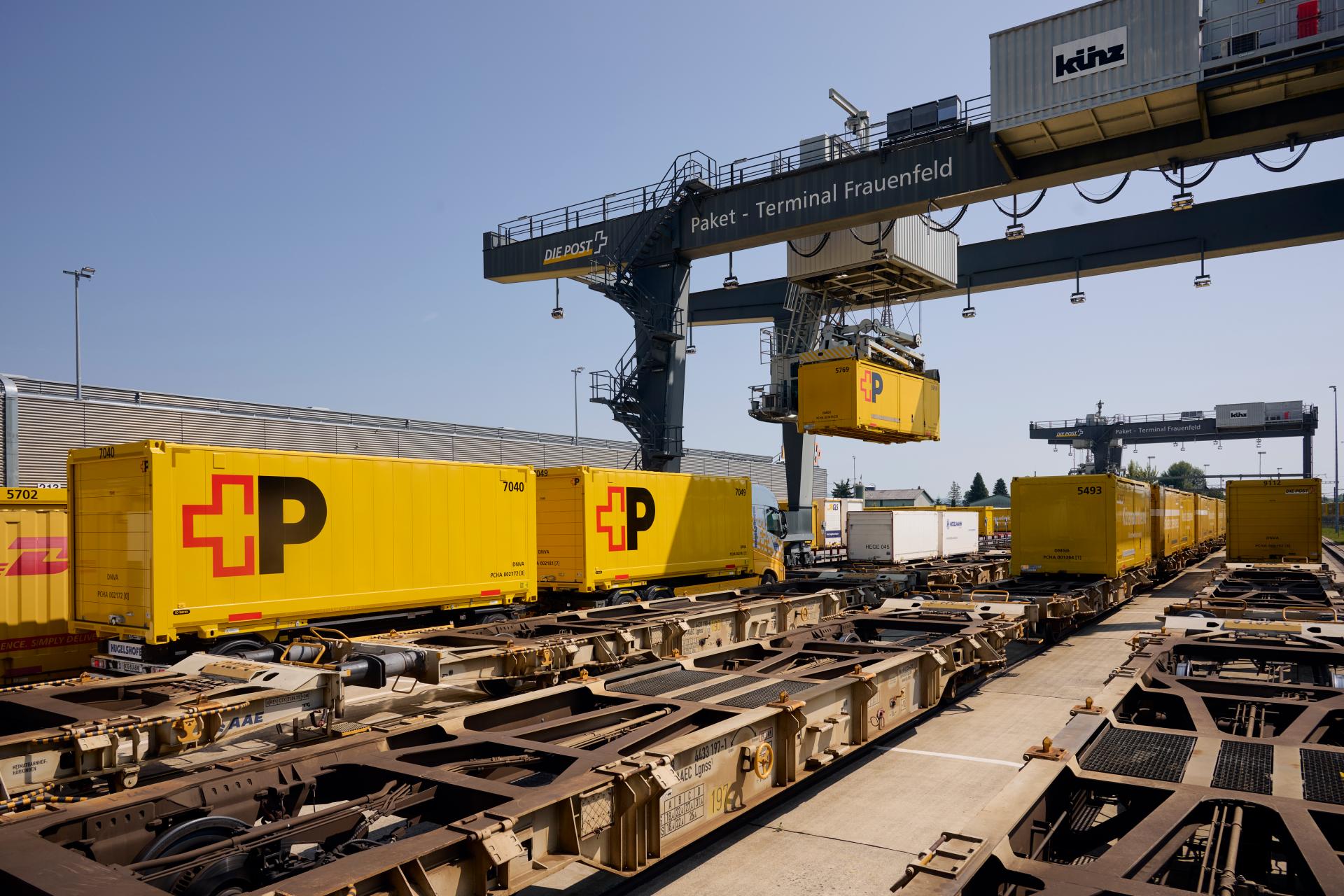 Verlad von Wechselbrücken der Post auf Bahnwagen